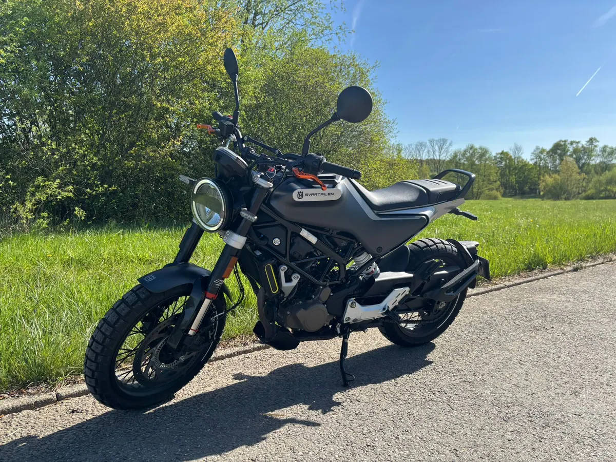 Husqvarna 125 Svartpilen – Übungsfahrzeug der Fahrschule Fun 'n' Drive