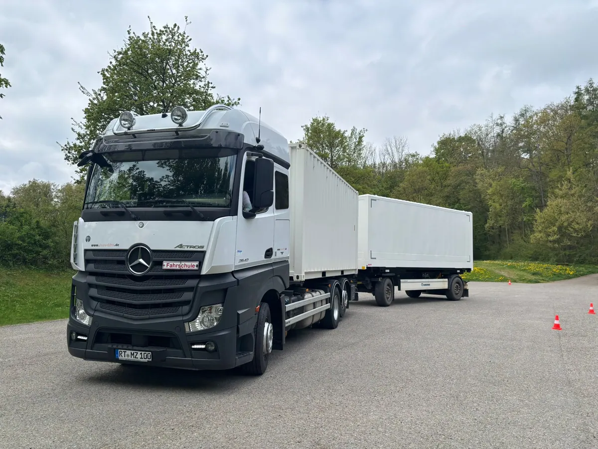 Mercedes Actros 2540 – Übungsfahrzeug der Fahrschule Fun 'n' Drive