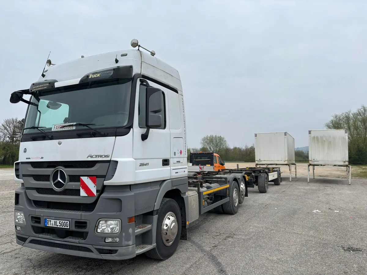 Mercedes Actros 2541 – Übungsfahrzeug der Fahrschule Fun 'n' Drive
